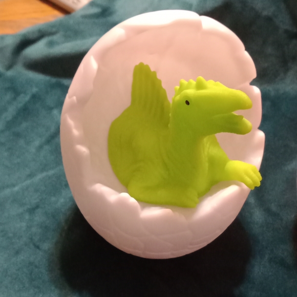 3D Explore A New World Dinosaur Egg Night Light. Available in Orange Or Green - Picture 4 of 7